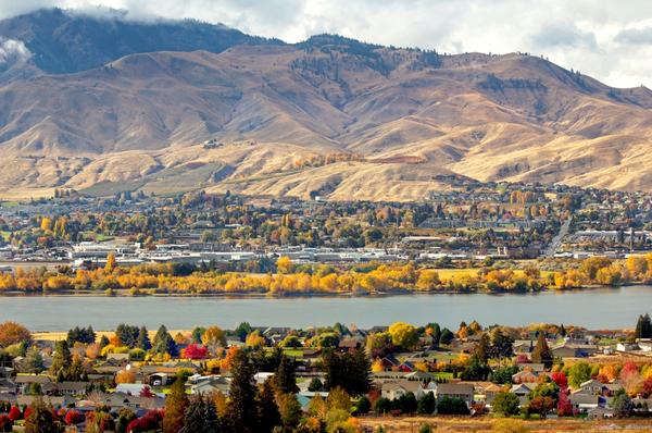 wenatchee washington with mountains in the background wenatchee washington with mountains in the background